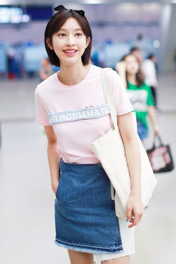 张俪的牛仔裙不会穿反了吧?正面怎么一点修饰都没有!
