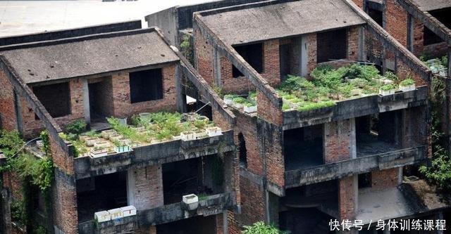 深圳的烂尾别墅群，荒废了20多年，如今是蜗居族的天堂