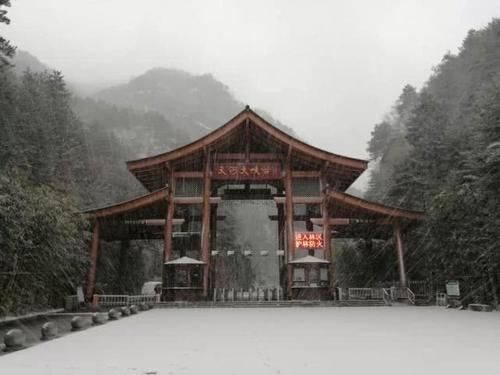 你那里还秋色正浓，河南这个5A景区却已经来了第一场雪