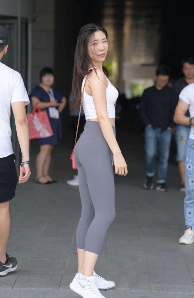 「身材魅力」健身运动的最好配搭,乳白色短打吊带背心+紧身运动裤,展示出健体体态