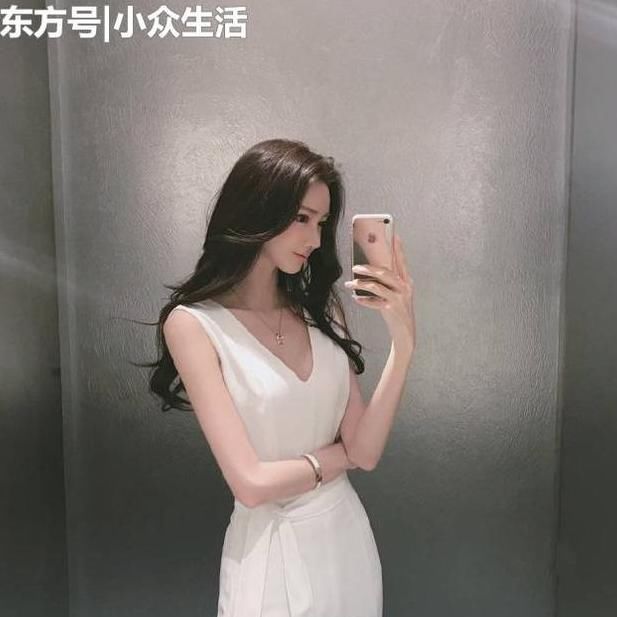 街拍：紧身的包臀裙行走间动感十足,小姐姐穿出女人的风情!