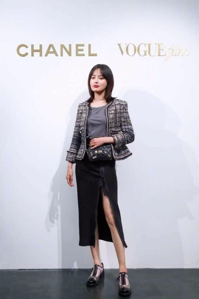 辛芷蕾真大胆！穿的开叉裙都快拉到跨了 根本遮不住