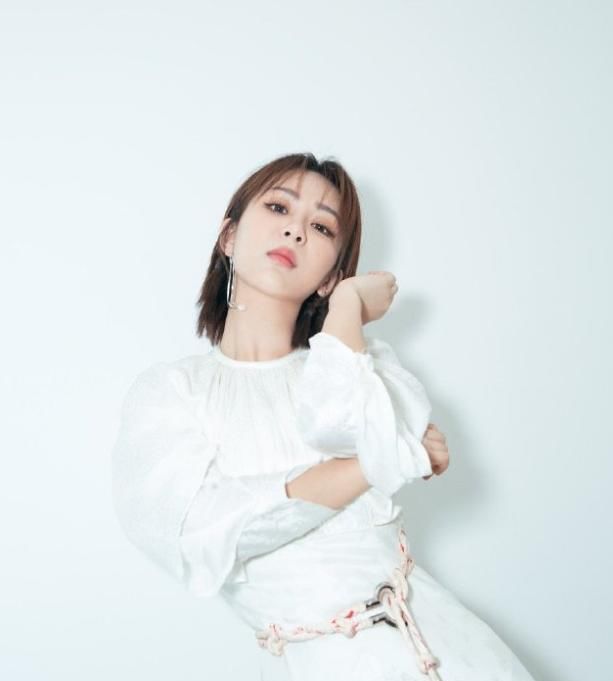 「轻女孩可以」杨紫颜值高真任性,穿一条白色连衣裙气质出众,意外穿出高级感