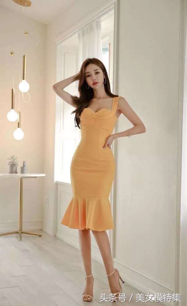 完美女神孙允珠，性感抹胸吊带连衣裙