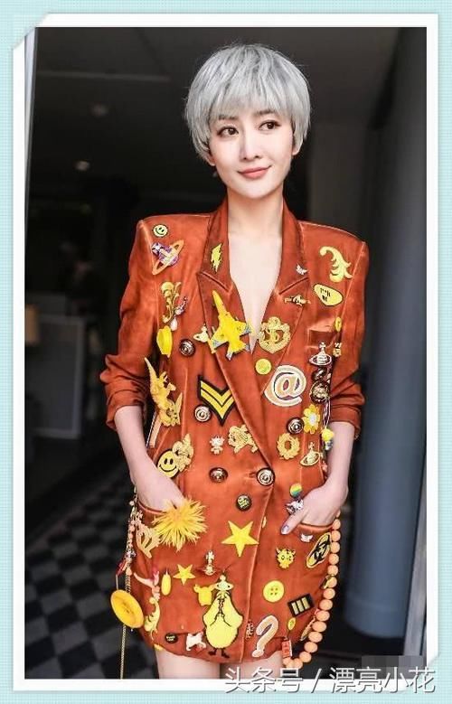 王鸥西装里没穿内搭，也敢只系一颗扣子，网友：这身材迷死多少人