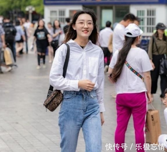 「美女」街拍美女：美丽优雅的紧身裙小姐姐，展现修长的玲珑腿型！