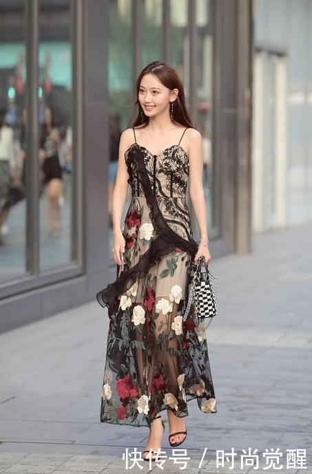 街拍: 几位小姐姐的皮肤白嫩, 最后一个简直像仙女!