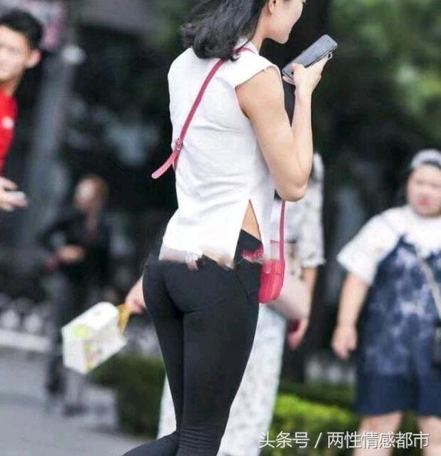 黑色打底裤配白色上衣，整个人看起来很有精气神，很好的显身材！