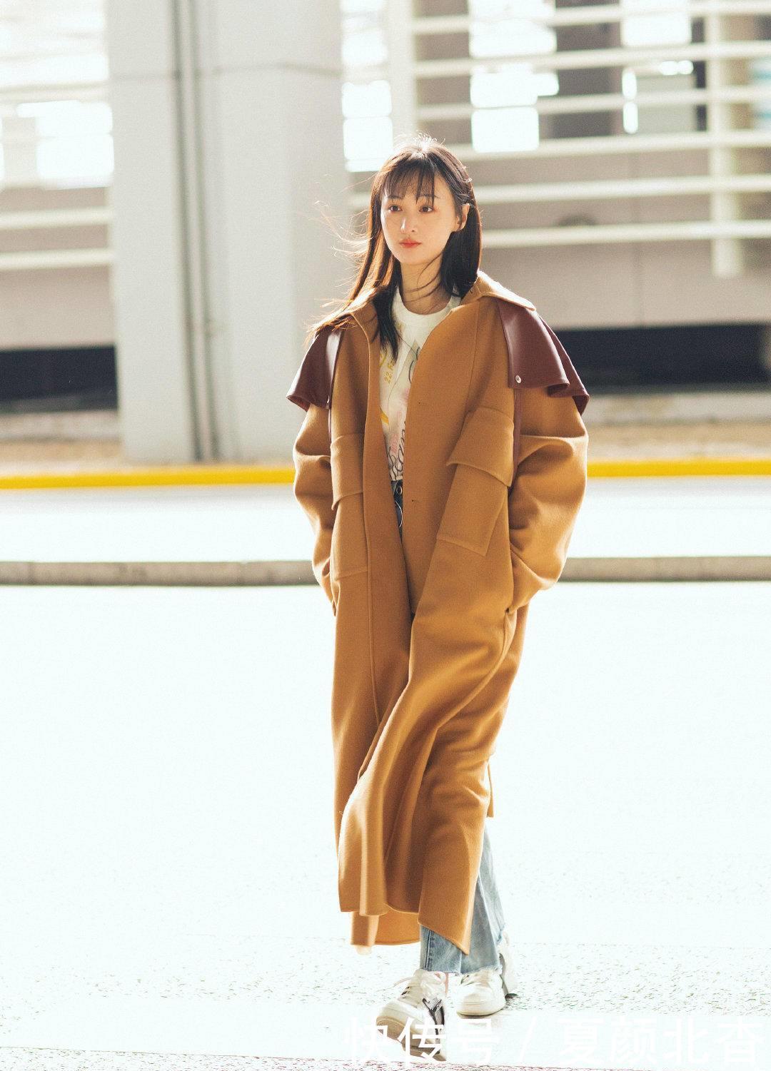  「以选择」郑爽分手后大变样！穿驼色大衣尽显成熟魅力，自信的女人是最美的