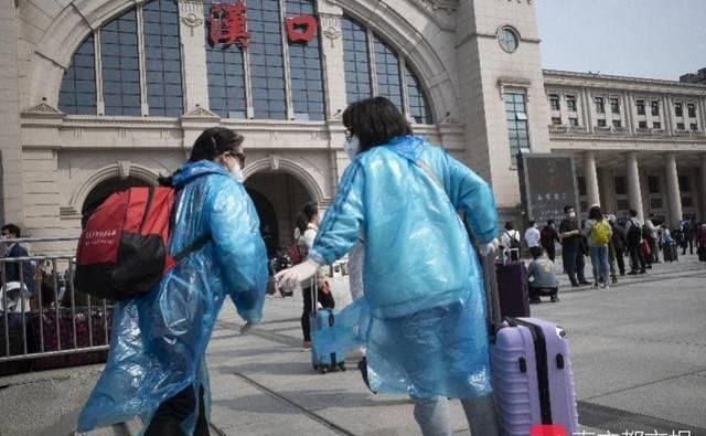  「轮渡」武汉解封首日276列旅客列车开出，汽笛声响起，轮渡也正式复航