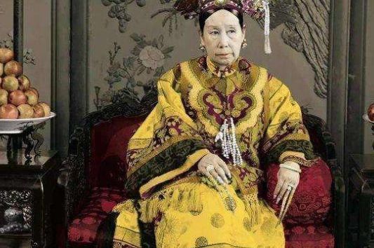 为啥古代妃嫔的手上要戴手指套？其实原因很简单，看看手就知道了