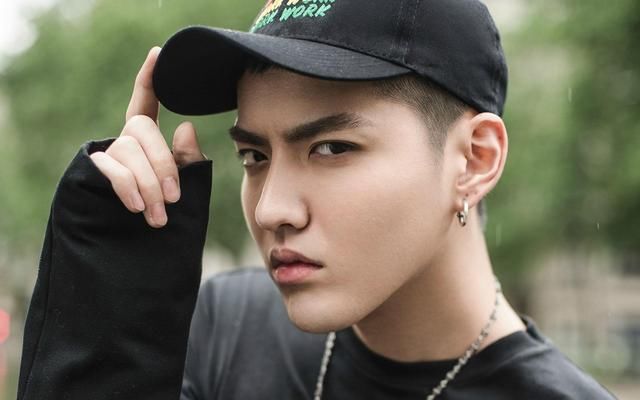 冠希哥疑似开怼吴亦凡：给了钱不等于是朋友，别被业余的给骗了