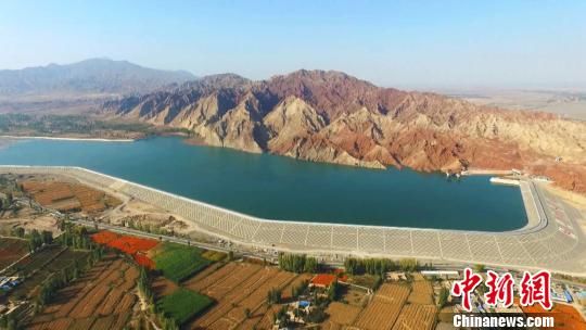 甘肃祁连山下“烂石河滩”滴灌滋养出“戈壁绿洲”