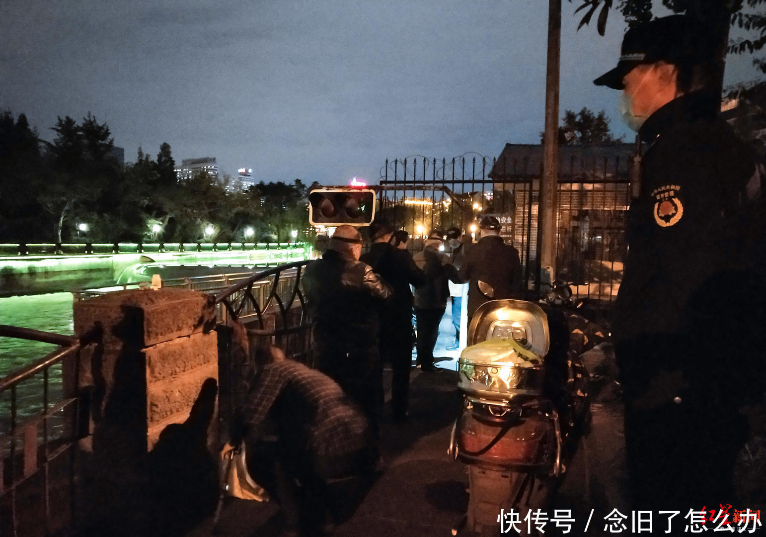 「农业综合执」禁渔期,夜钓者竟在百花潭公园水闸偷钓,有人声称钓了三四十斤