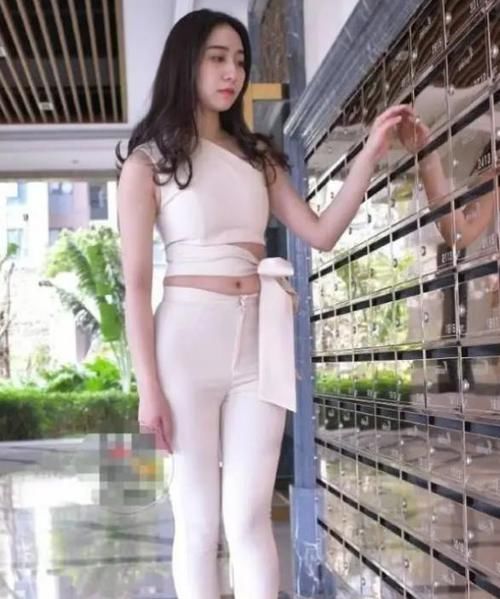  [气质]潮范儿女神来了，街拍：美不胜收的小姐姐，一条粉色的连衣裙，魅力气质十足