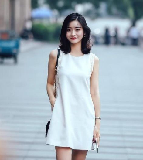 T恤|街拍:俏皮可爱的小姐姐,露肩T恤+休闲短裤,清新又可爱