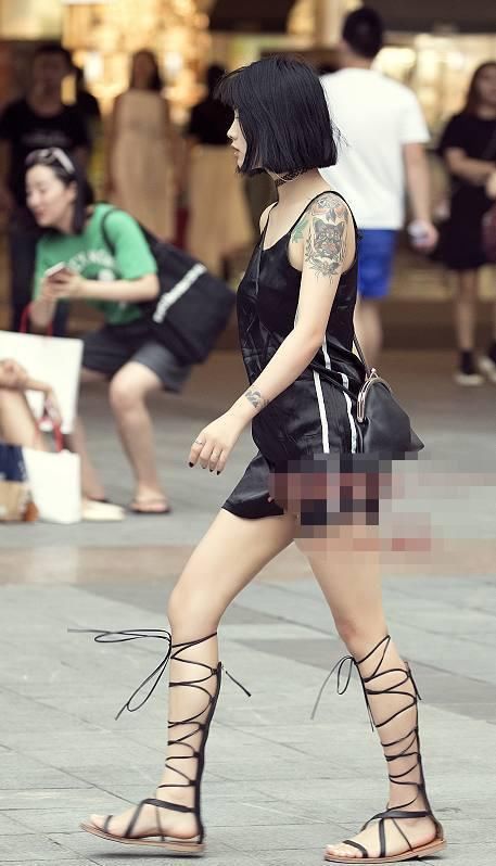 女人们穿衣包裹出紧致好身材，露出迷人的女神范!