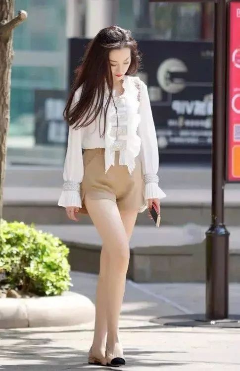 街拍:小姐姐气质优雅，大长腿十分吸睛
