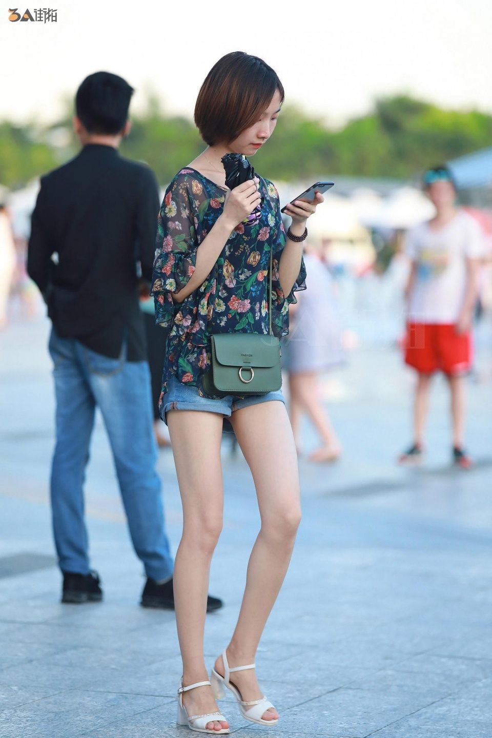 街拍：辣妈带娃完美身材赚足回头率，高个美女清凉穿搭长腿引侧目