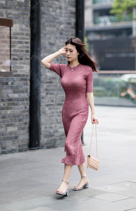 街拍：端庄美女散发出迷人的女人味，尽显性感的女性气息！