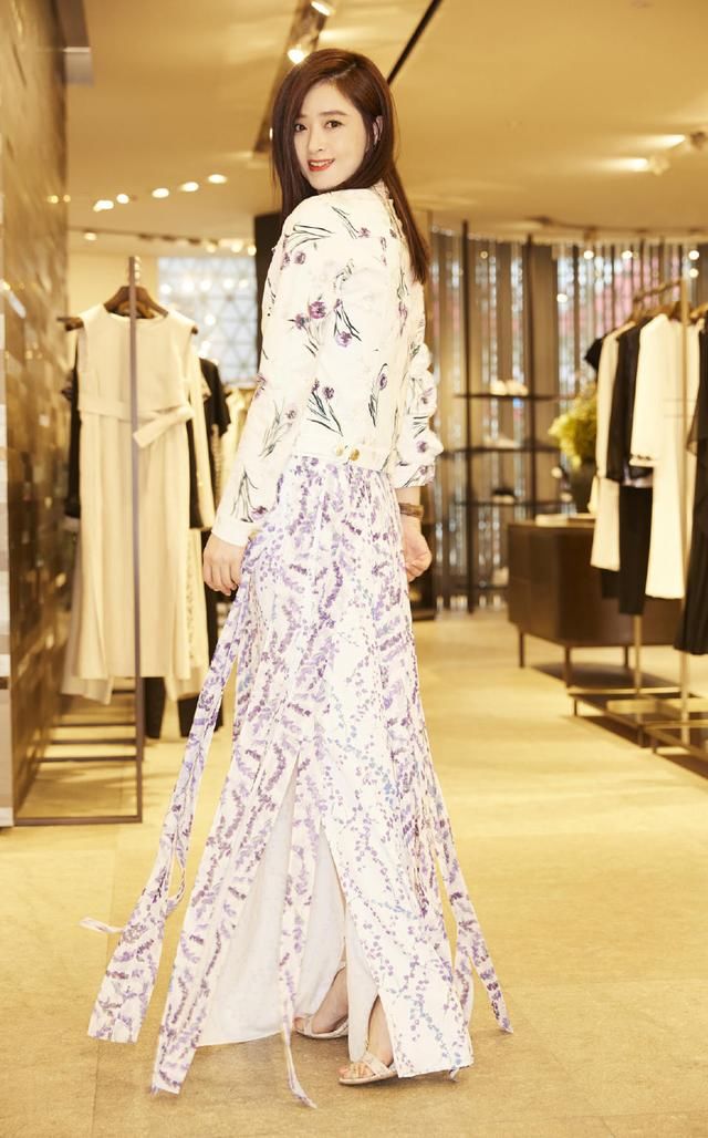 蒋欣的水桶腰算什么呀，奇葩发型才是亮点，网友：得罪发型师了？