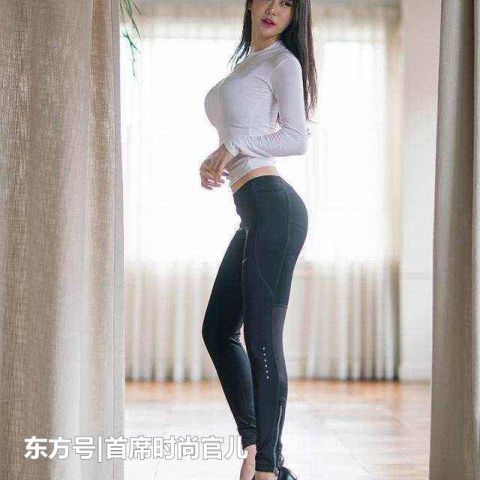  味儿|街拍：女神风范的小姐姐，打底裤的穿搭，彰显女人味儿！