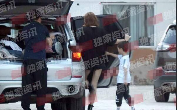 宝强女友公然露面，被网友拍个正着，工作室回应真实消息！