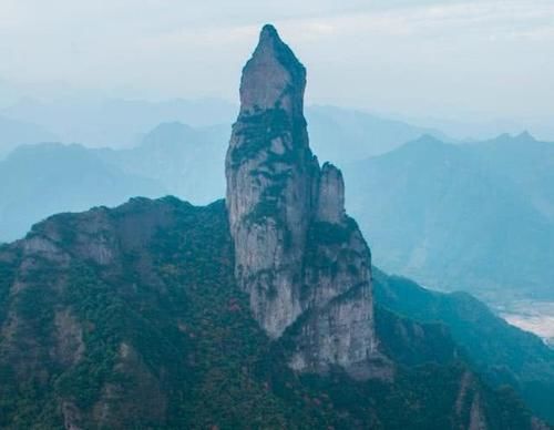 中国最大的天然观音像：在海拔九百多米的山上，许多人慕名而来