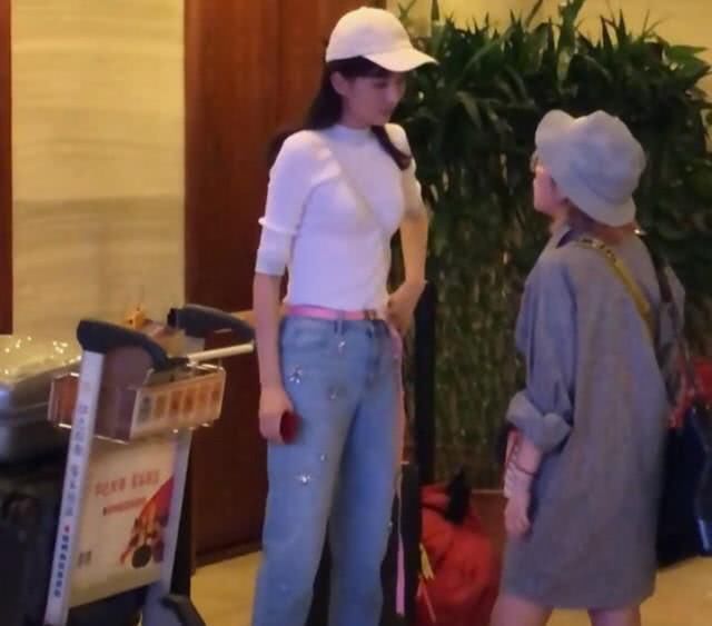 乔欣穿牛仔裤现身,胸以下全是腿,网友:真是没有对比就没有伤害