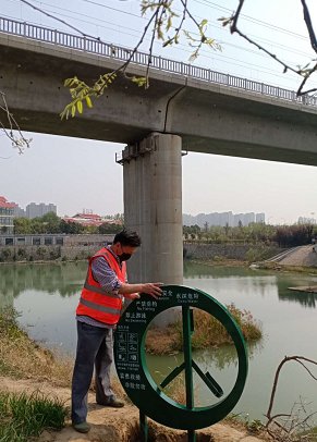  『桥梁』郑州在“两河一渠”橡皮坝两侧、桥梁两岸安装222个防溺亡设施