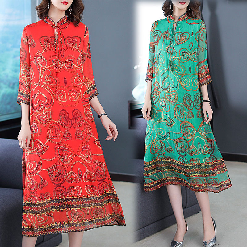 53岁老婆穿这“孔雀绿”秋裙，高贵轻盈巧减龄，没人敢喊:大妈