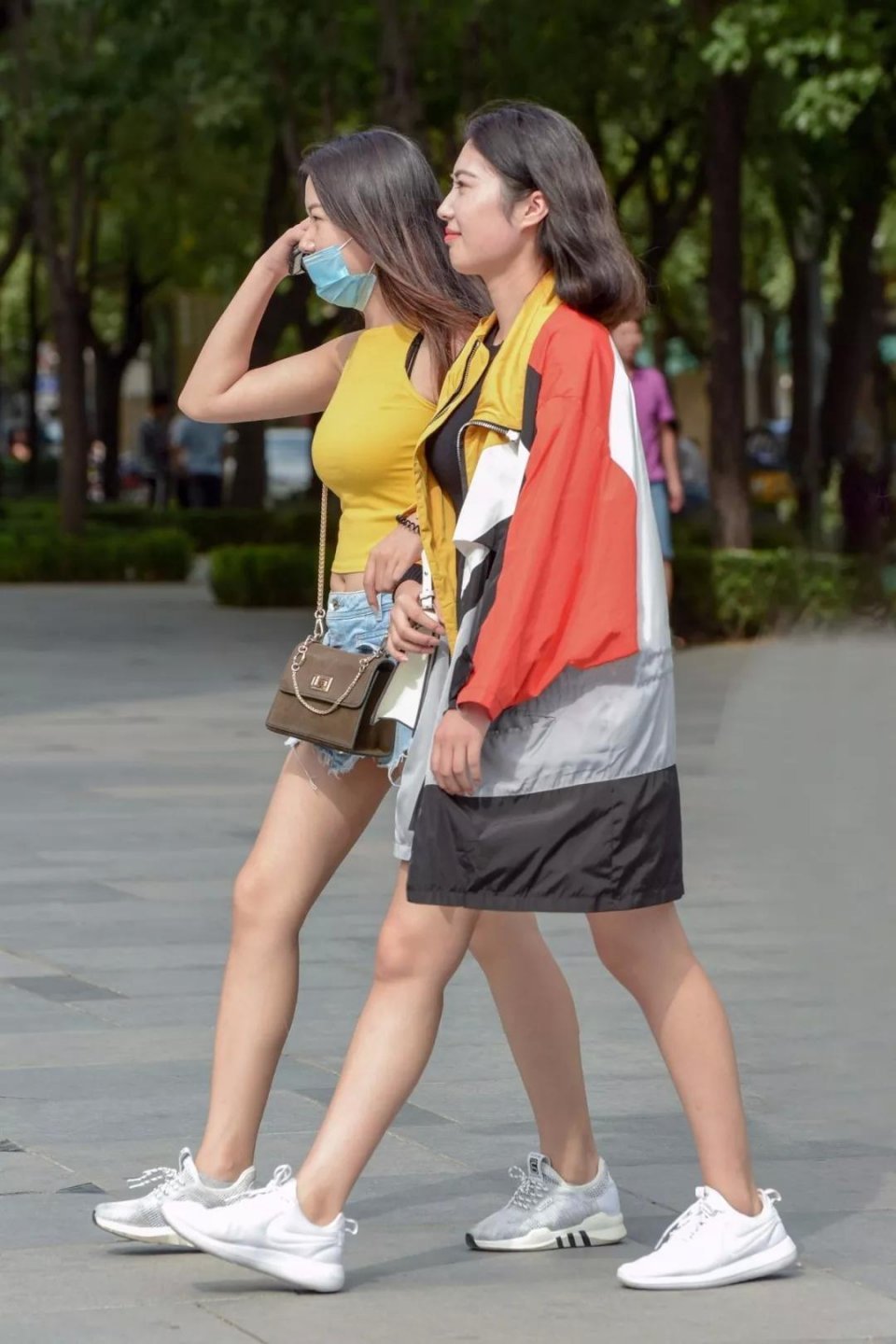 街拍：一对性感姐妹花逛街，如阳光一般明艳，在街上很亮眼