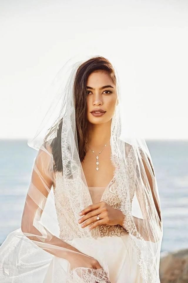 『显得更为』婚礼上项链如何戴才美?先看看婚纱领口设计再决定
