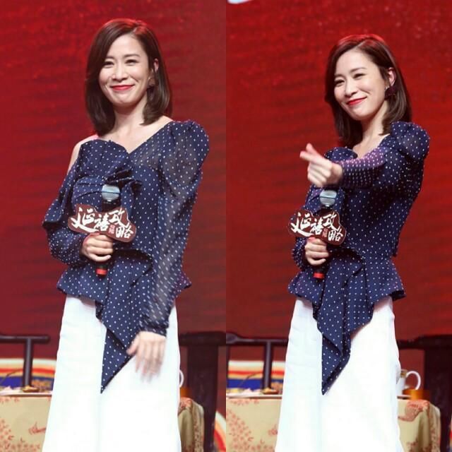 佘诗曼又用长裙配长筒靴,穿上减龄背带裙还真是好看,哪像43岁!