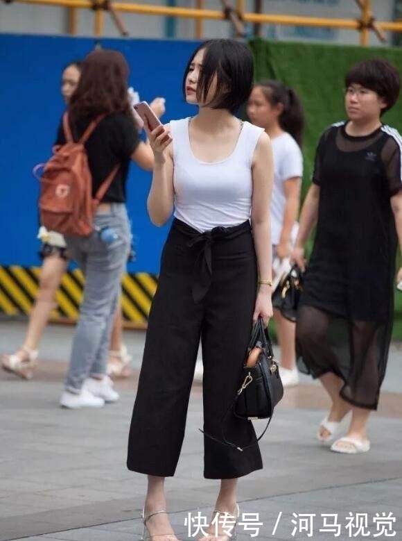  「主旋律」时尚街拍：不经意间，牛仔裤已经成为姑娘们逛街的主旋律！