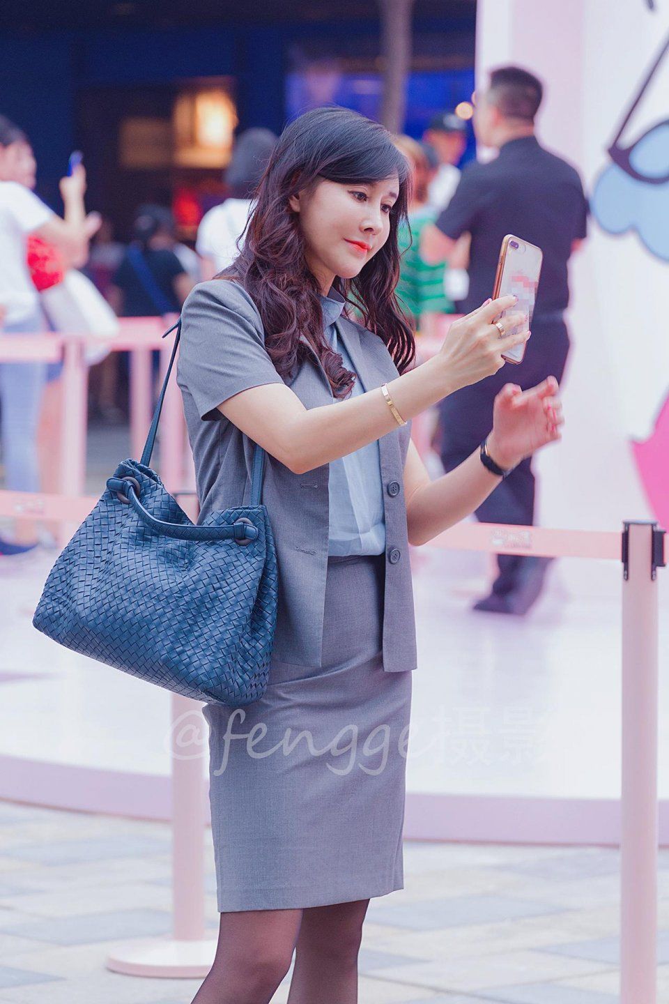 时尚街拍:三里屯来了个OL范时尚大美女，一路卖萌自拍玩到嗨