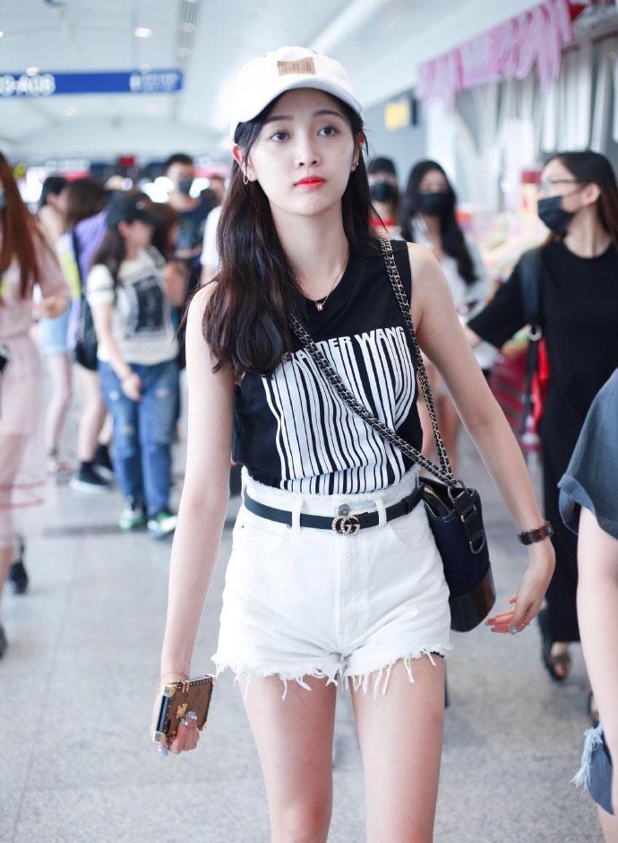 吴宣仪白色短裤紧成倒三角，网友：那黑色露出来的是啥！