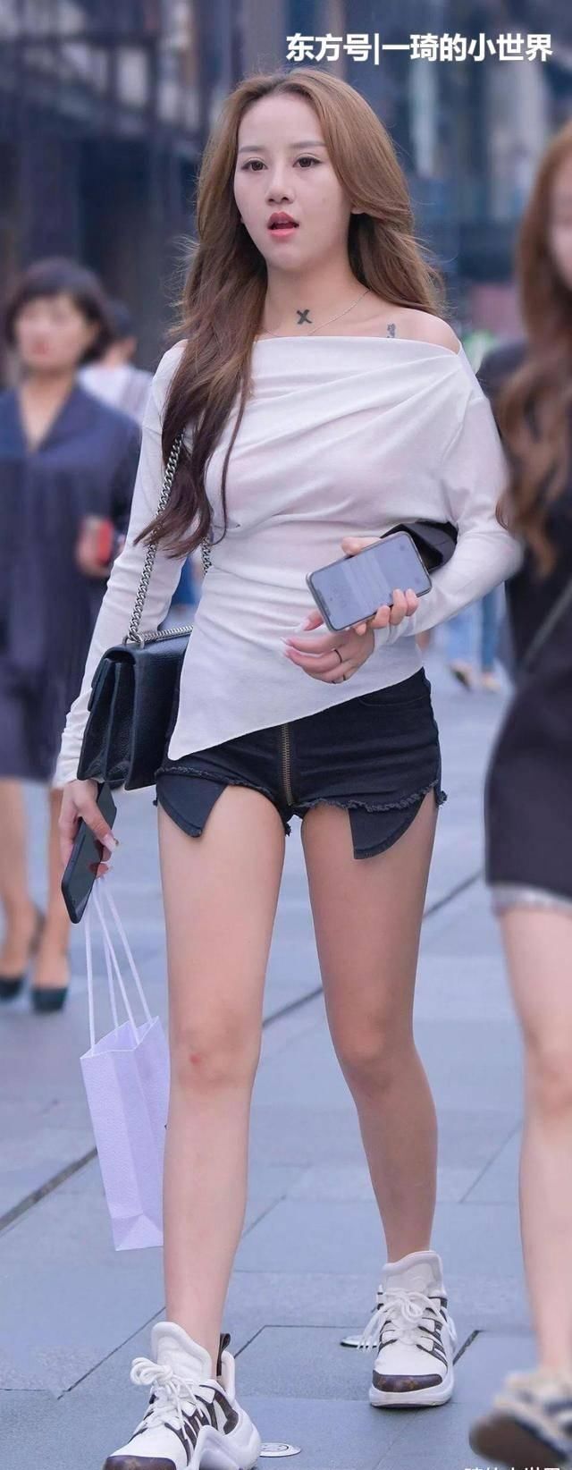  「位小姐姐」如此个性的短裤和一字肩，着实少见