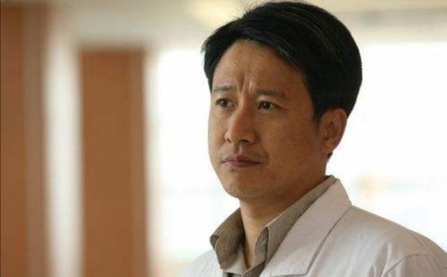 「镜头」他是知名老演员,带红王宝强,因挡住小鲜肉镜头被一把推倒在地
