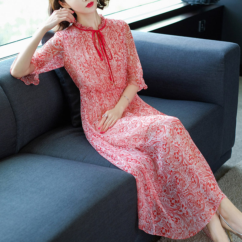 老婆可不是一般会打扮，这高级“欧货裙”穿上身，美得路人都羡慕