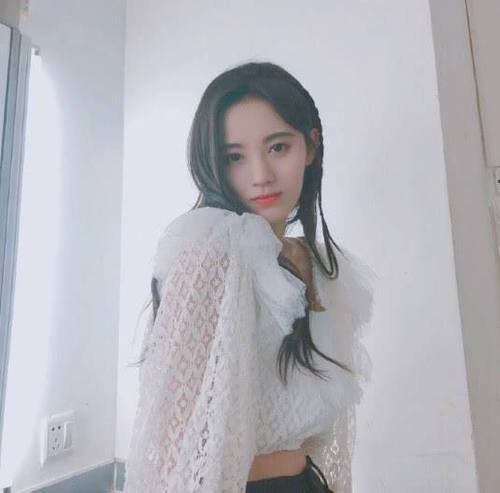 鞠婧祎对自己真狠，这么瘦的短裤都能塞进去，小蛮腰如此吸睛