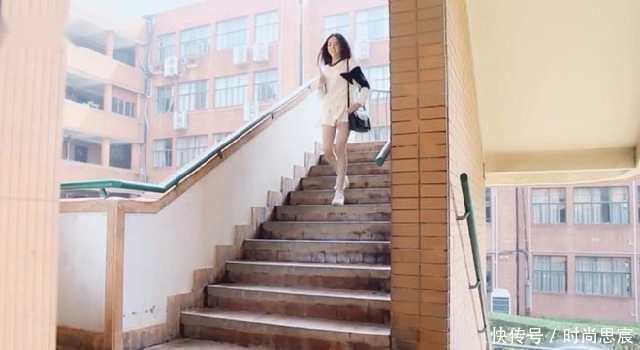 街拍：长发超短裤美女班花，一双大长腿真漂亮， 看着班花走来