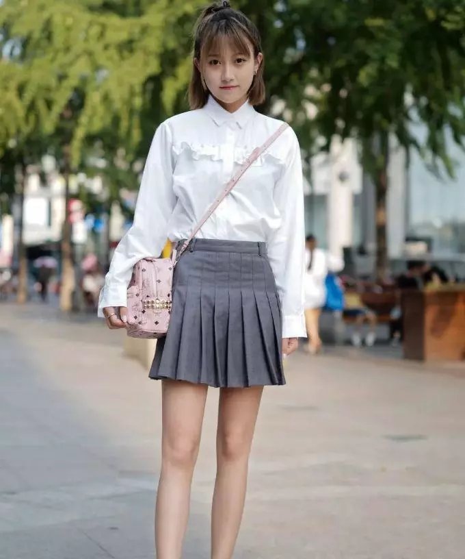 街拍:吊带装小姐姐,展现女性惬意独特的迷人曲线,十分好看!