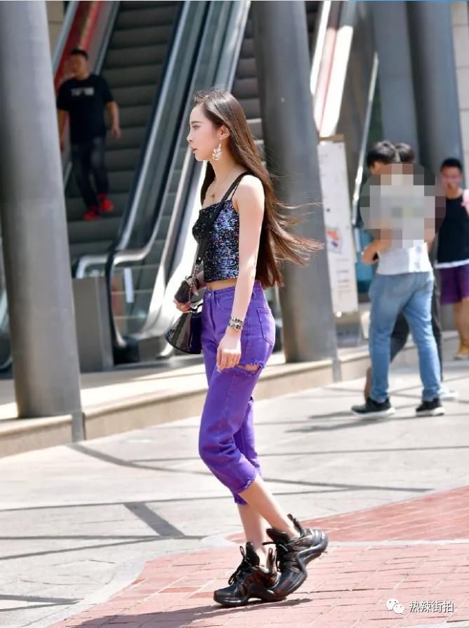 街拍:吊带闪亮的美女，是你喜欢的类型吗?