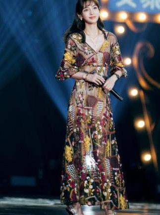 杨颖太有心机了，穿这条裙子暗藏玄机，手一拉就秀出了大长腿！