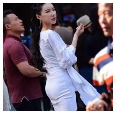 街拍:包臀裙美女,迷人性感身材,展现女性的柔美纯净!