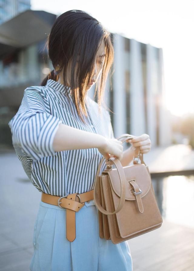  『萝卜』三木博主的春季造型真美，条纹衬衫配萝卜裤，照着穿一样显品位