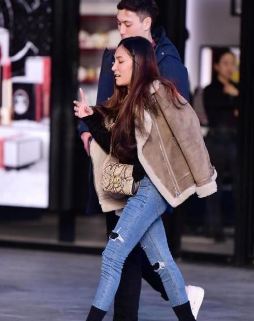  [小姐姐]养眼女神街拍：皮肤白皙的小姐姐，一条蓝色的连衣裙，时尚优雅女人味