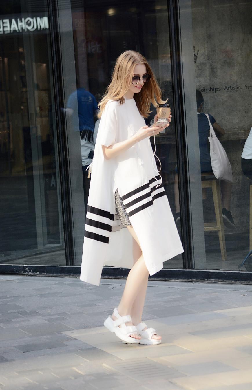 北京街拍:三里屯这些逛街购物的姑娘们你最欣赏哪一位呢?