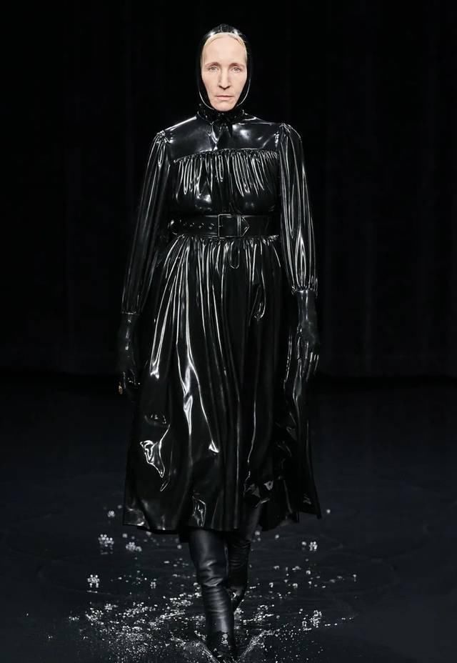  「水上」“黑色”包裹的灵魂?：巴黎世家Balenciaga的水上发布会